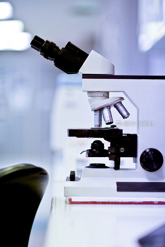 实验室的光学显微镜
