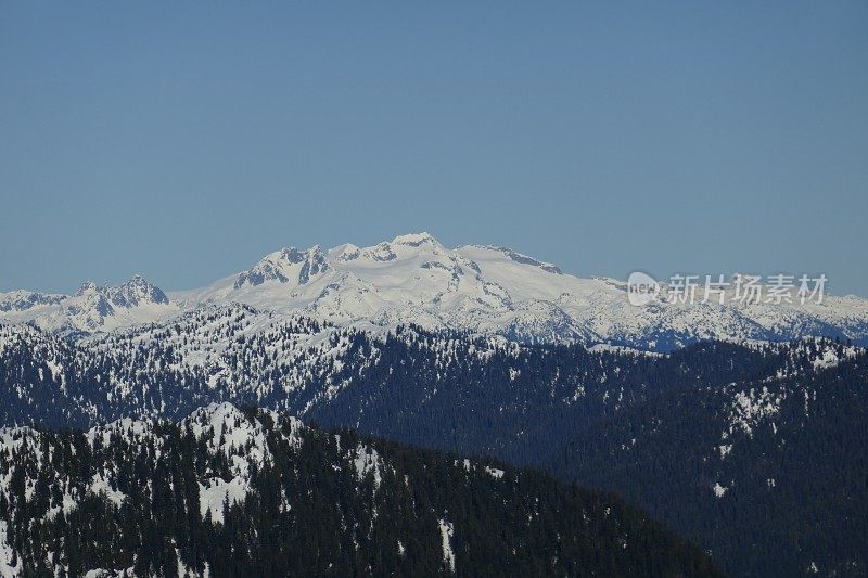 白雪覆盖的山峰