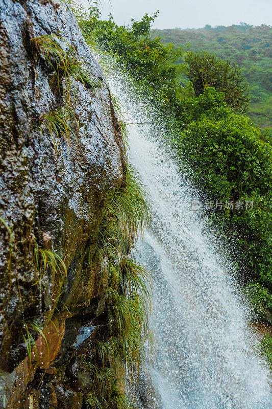 瀑布在Lonavala