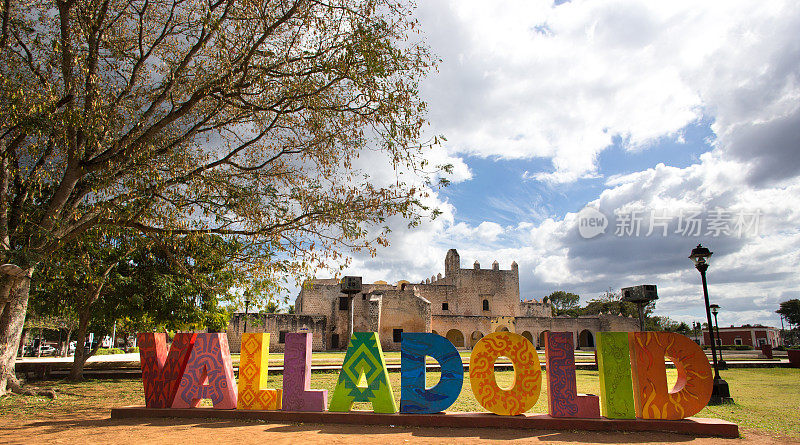 Valladolid，尤卡坦，墨西哥:彩色字母拼出的城市名称