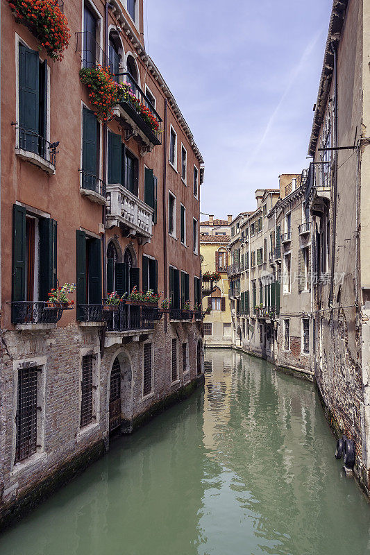 在威尼斯，后街就是运河