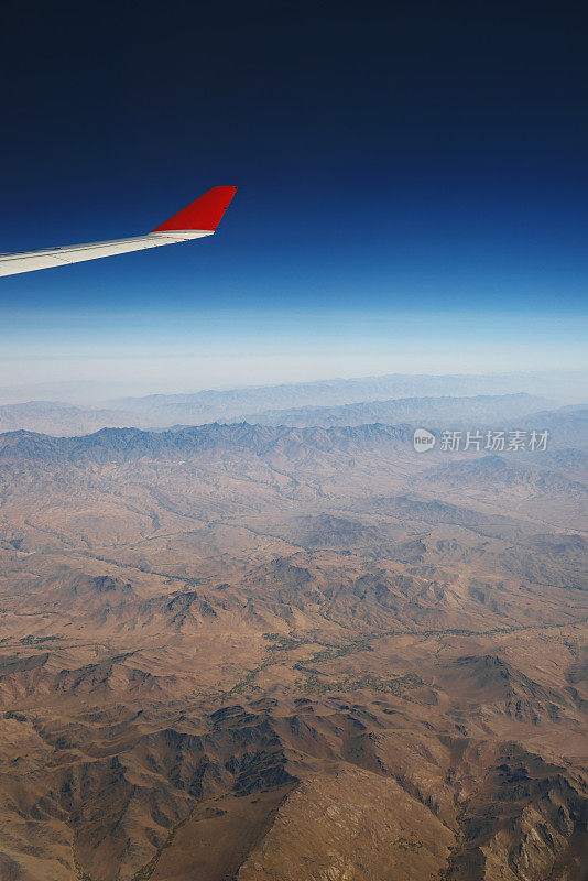 从飞机上俯瞰阿富汗山脉的空中全景