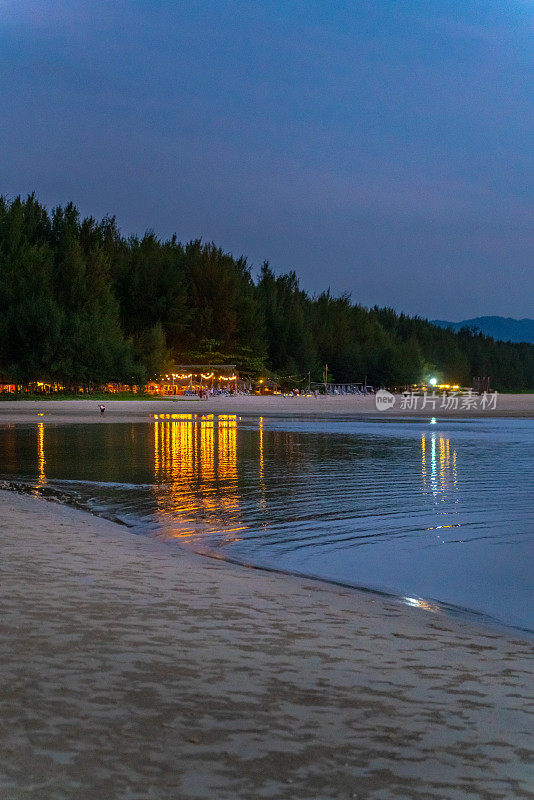 夕阳下的帕卡朗海滩棕榈树