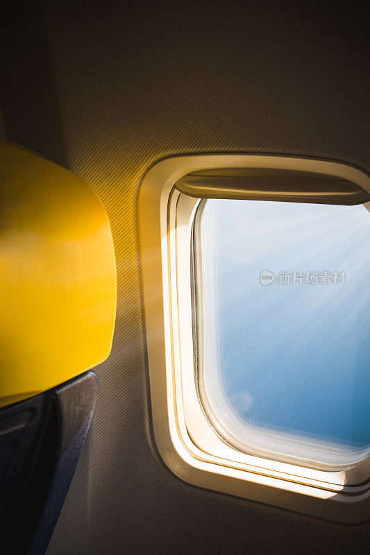 透过飞机窗户可以看到大海