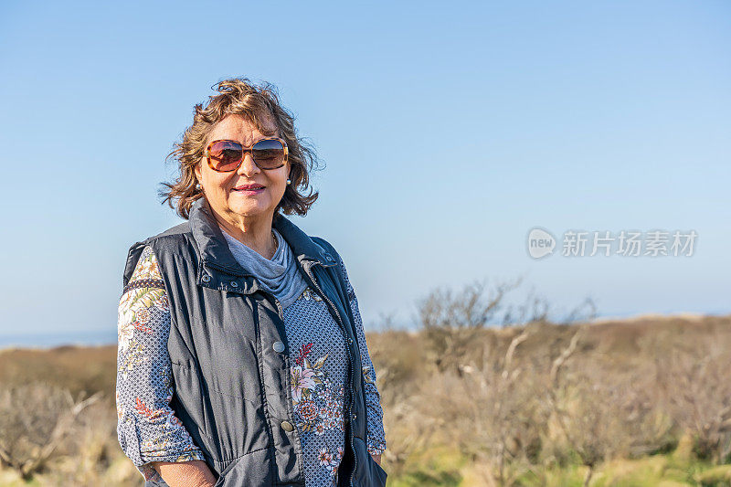 年长西班牙妇女肖像在农村