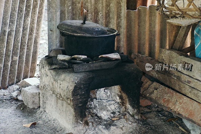 传统的火炉仍然使用柴火