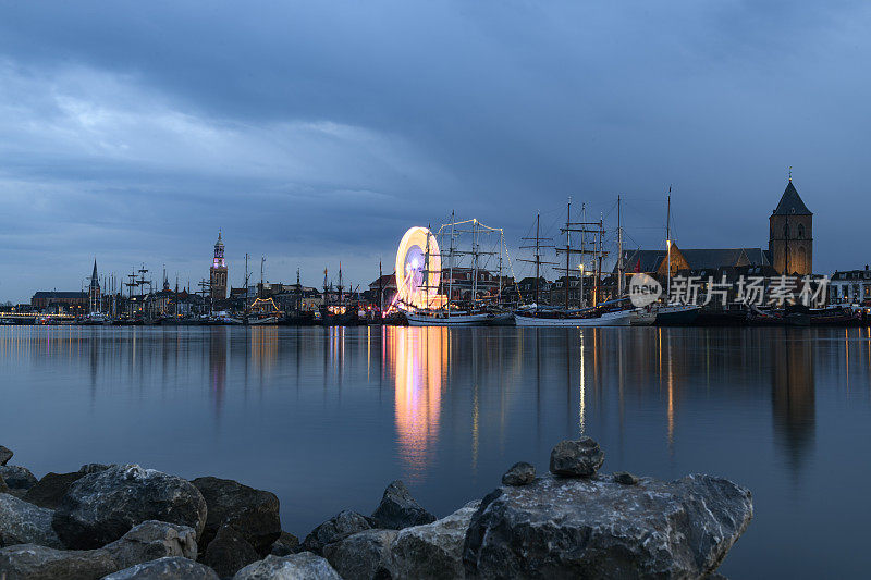 坎彭的夜景在IJssel河期间帆船坎彭
