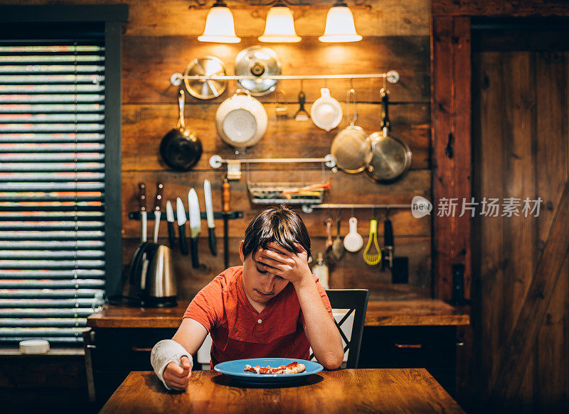 十几岁的男孩，手臂上缠着石膏