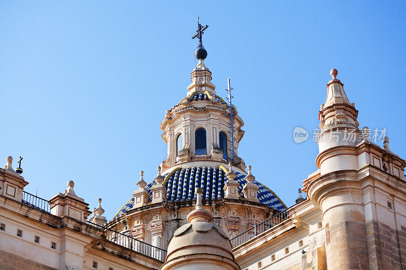 塞维利亚巴洛克教堂的蓝色穹顶