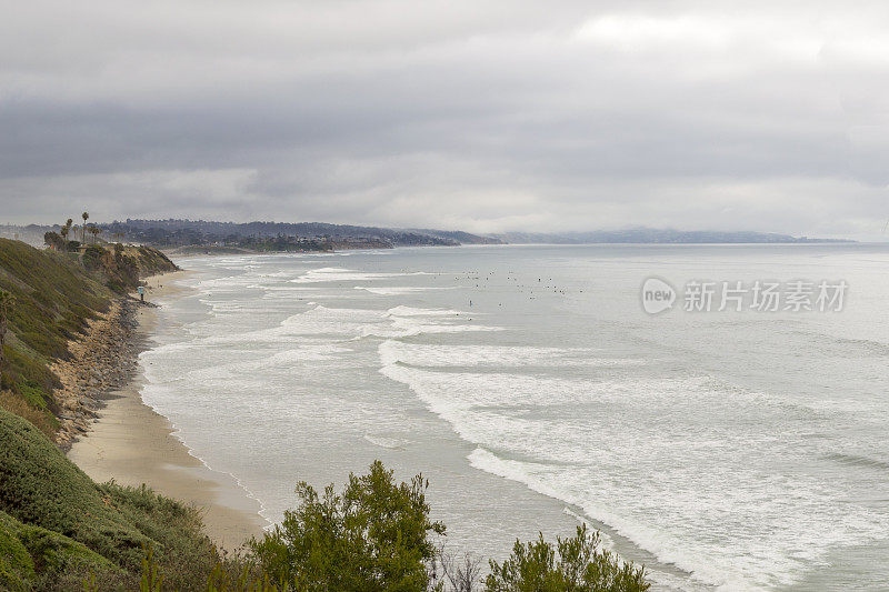从恩西尼塔斯悬崖的顶部看海洋和海滩，加利福尼亚在一个雨天适合冲浪