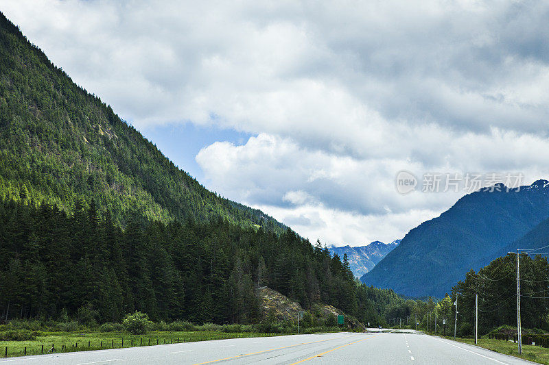 位于加拿大不列颠哥伦比亚省的落基山脉的高速公路