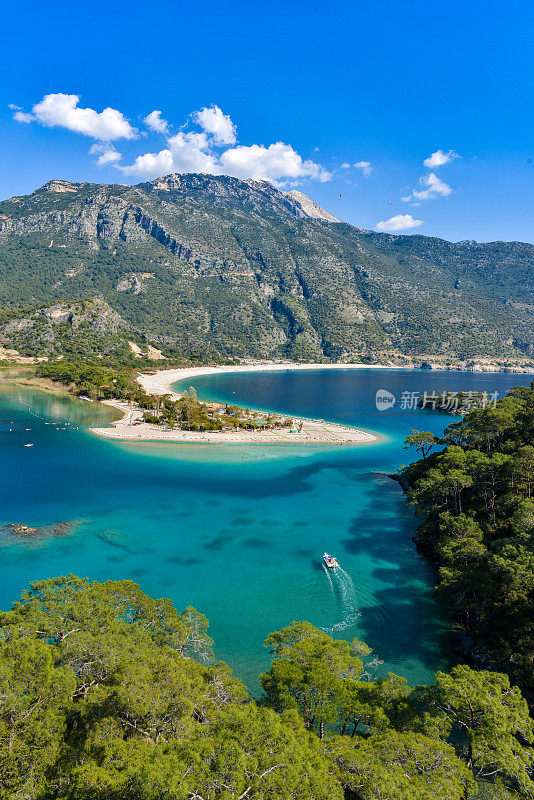 美丽的海滩和干净的水。Oludeniz,土耳其。