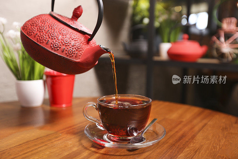 将红茶倒入杯中