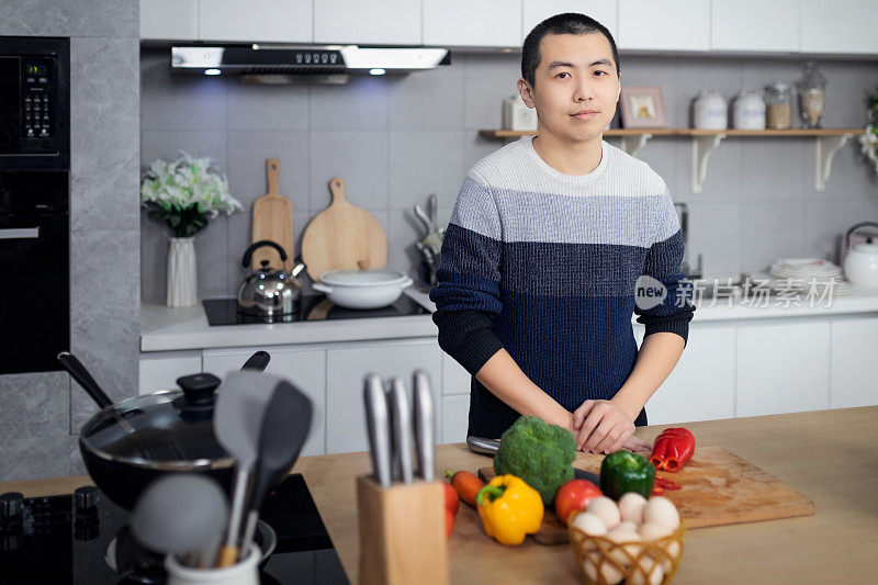 男人在厨房做饭