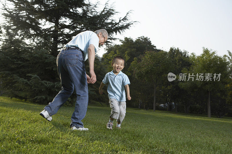 爷爷和孙子在草地上玩