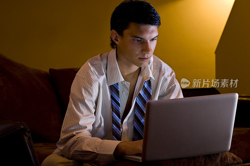年轻的职业男子在家里使用笔记本电脑