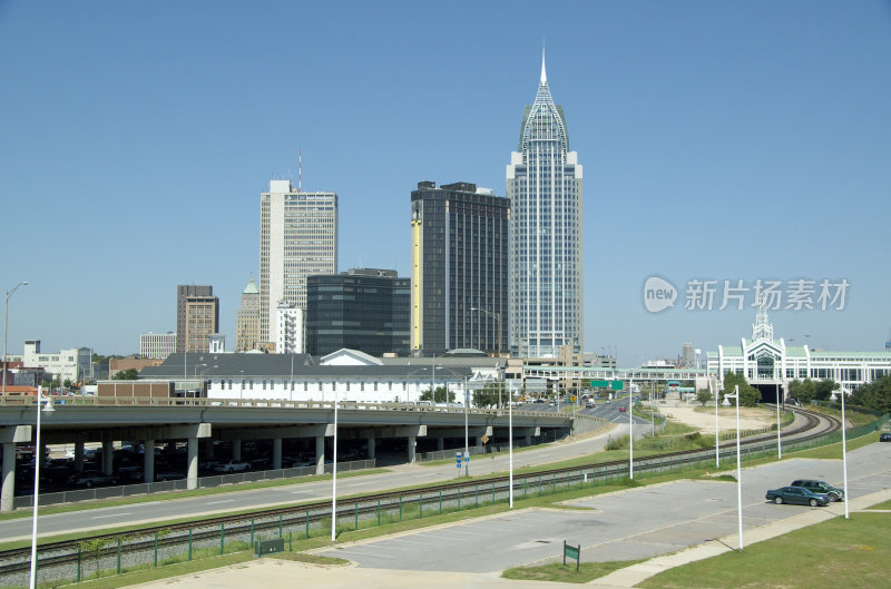 城市的天际线，建筑和高速公路