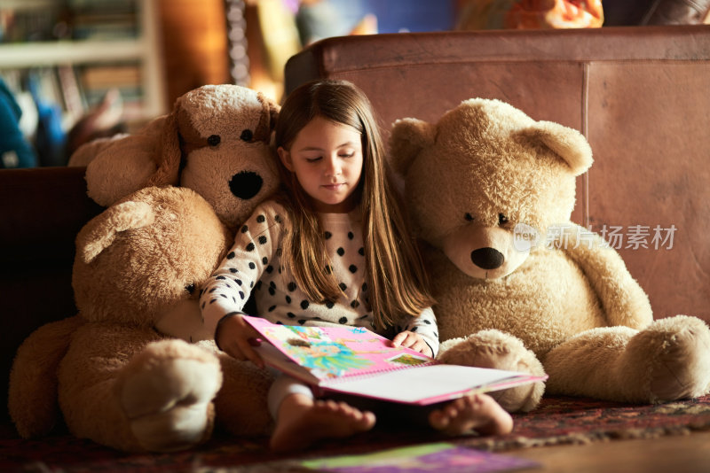 给她的泰迪熊读故事