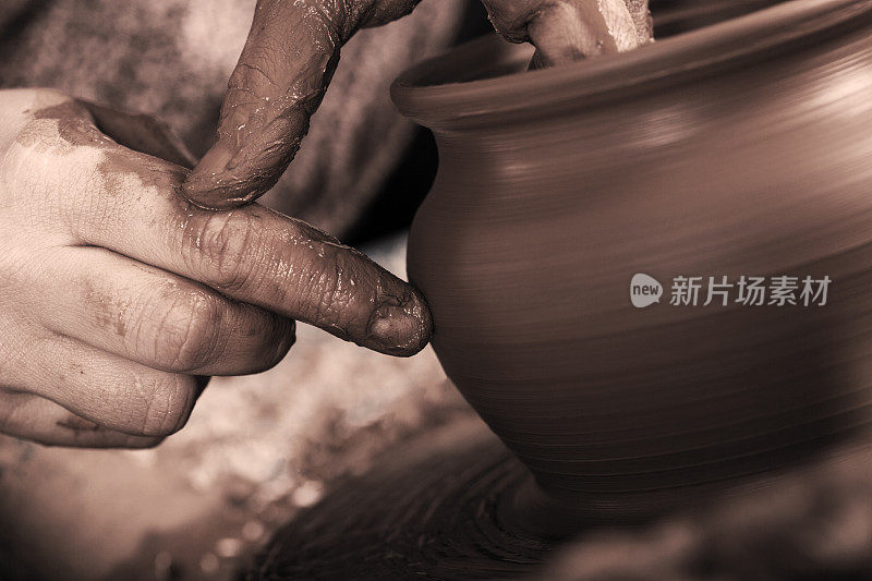 陶工在陶轮上塑造粘土