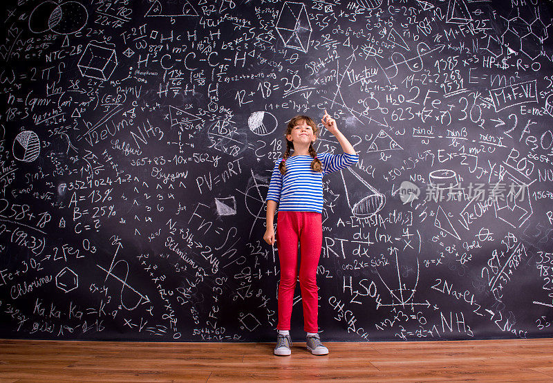 两个辫子的女孩，大黑板上写着数学符号