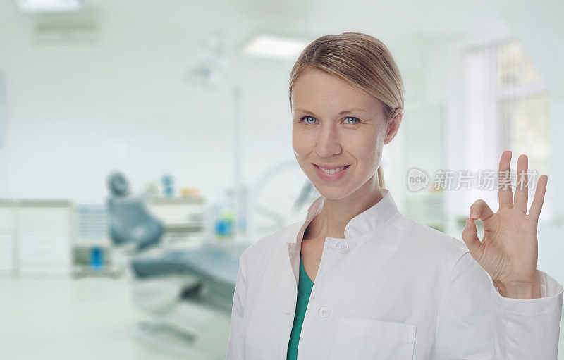 微笑的女医生牙医显示好或好迹象。