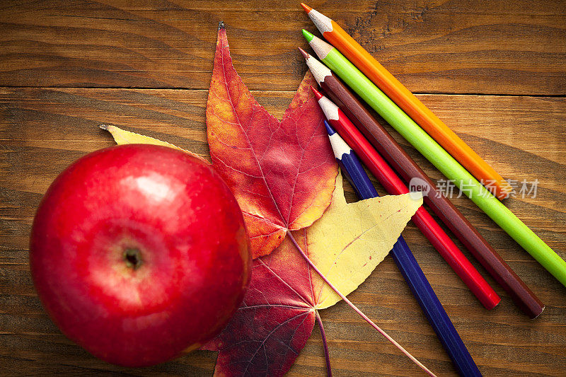 学校的彩色铅笔和秋叶