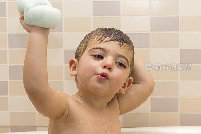 可爱的男孩快乐洗澡