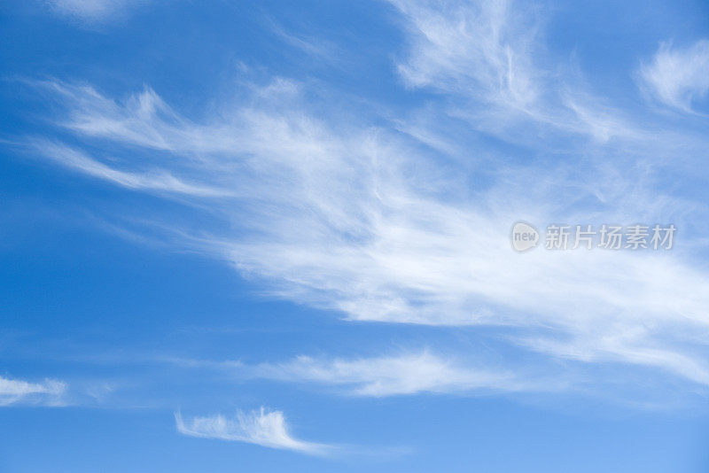 蓝色的天空和云彩的背景