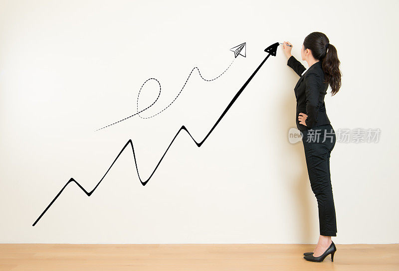 女商人绘制显示利润增长的图表