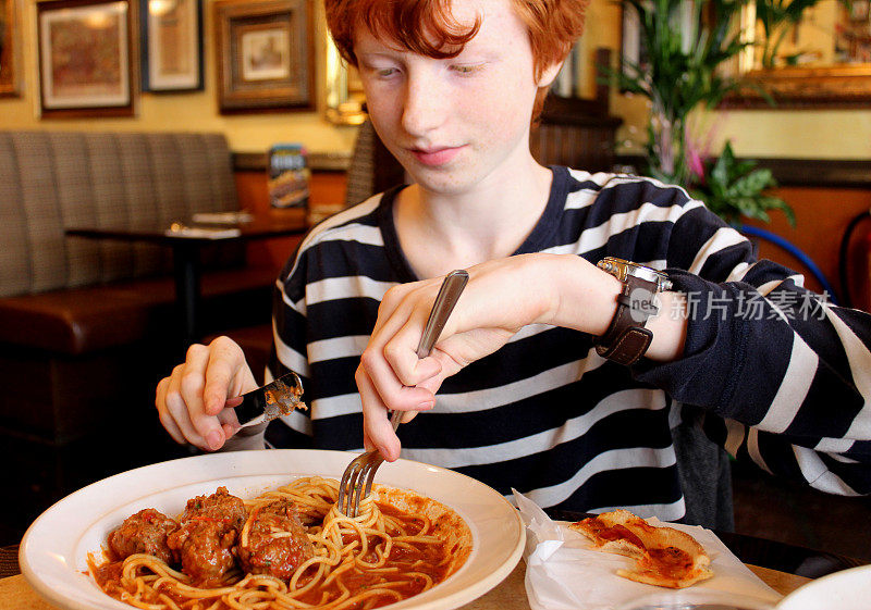 小男孩在意大利餐厅吃意大利面