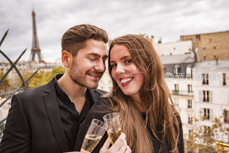 优雅的年轻夫妇在巴黎喝香槟