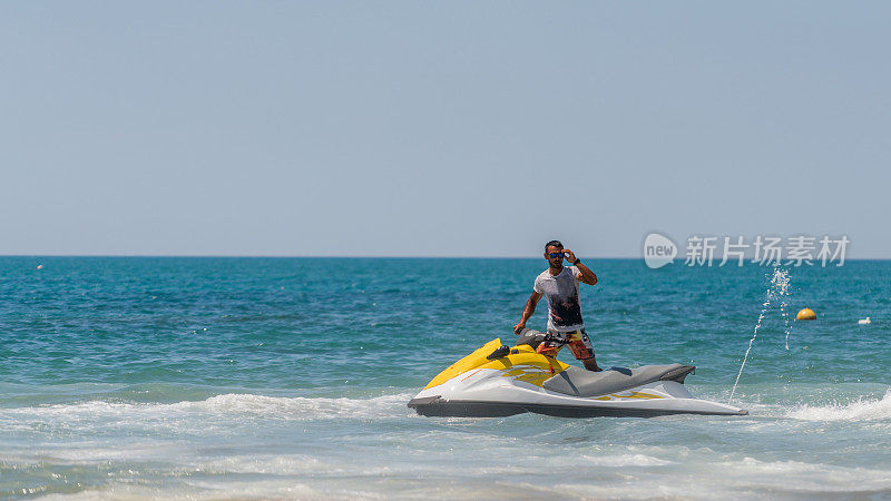 年轻人驾着摩托艇在加勒比海游弋