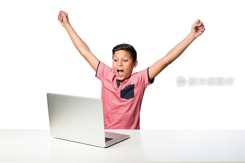 十几岁的男孩在电脑前庆祝