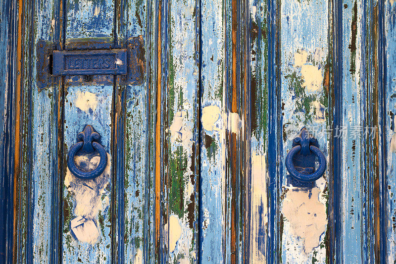 马耳他:蓝色门环上充满活力的多色破旧门