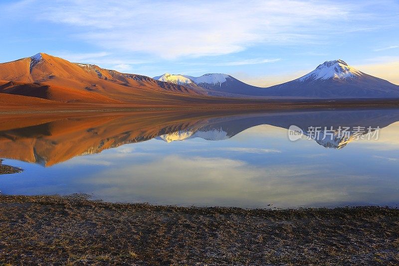 拉古纳勒加-戏剧性的勒加湖镜面反射在日出的黎明，白雪皑皑的拉斯卡和火山，田园般的阿塔卡马沙漠，火山景观全景-圣佩德罗阿塔卡马，智利，Bolívia和阿根廷边境