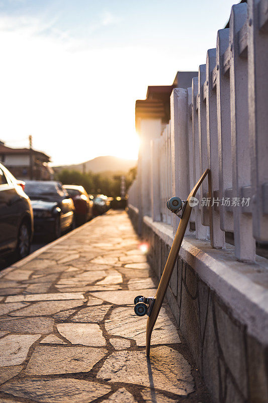在日落的街道上玩滑板