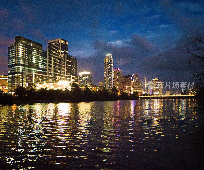 从科罗拉多河到奥斯汀市中心的夜景