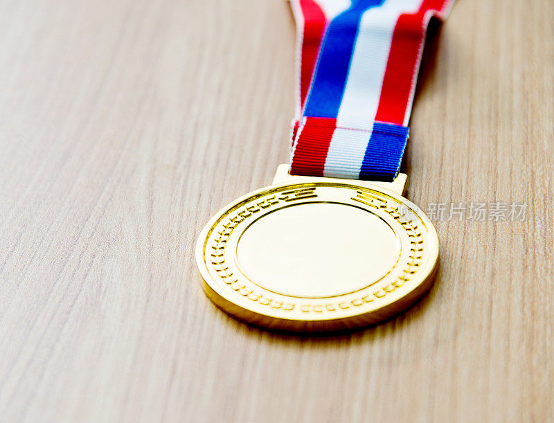 单枚金牌放在木桌上