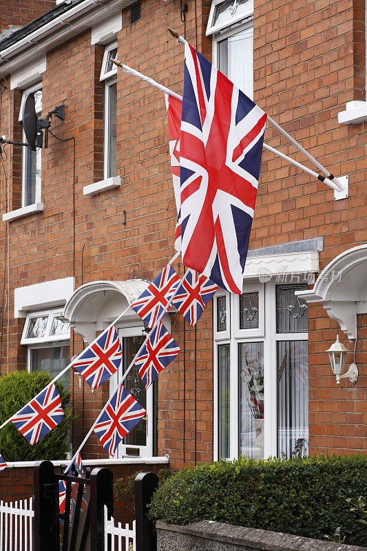 爱国的英国国旗从贝尔法斯特的房子飘扬