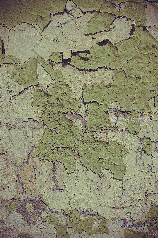 灰泥墙上的油漆剥落。