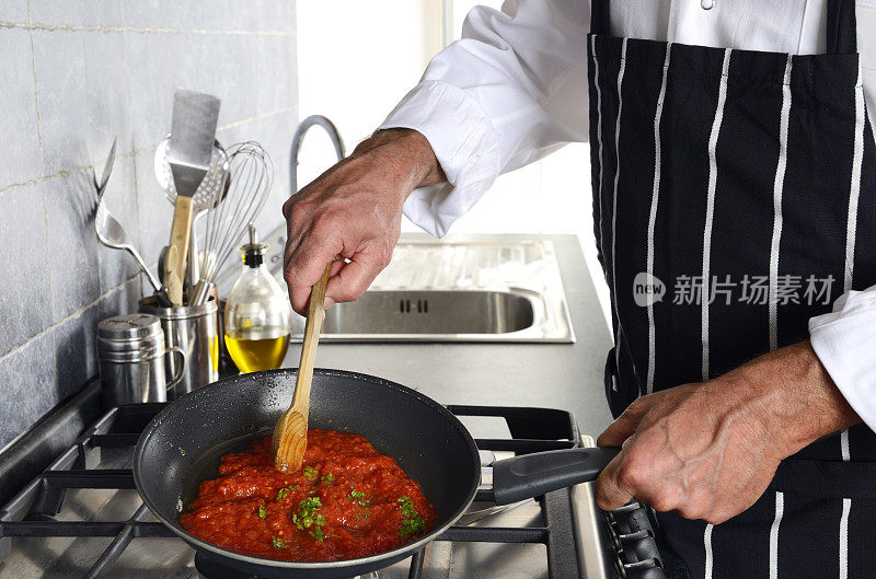 厨师烹饪蕃茄酱