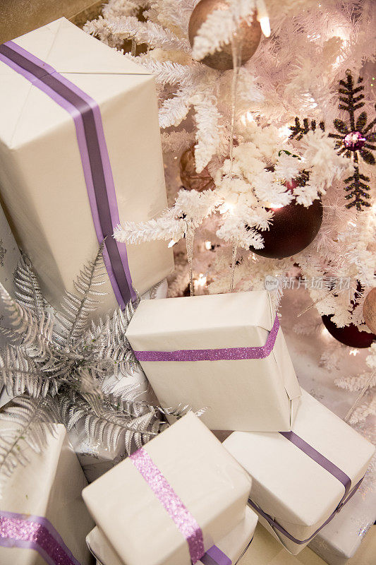 圣诞树旁有包装精美的圣诞礼物