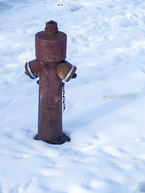 旧的红色消防栓被雪包围