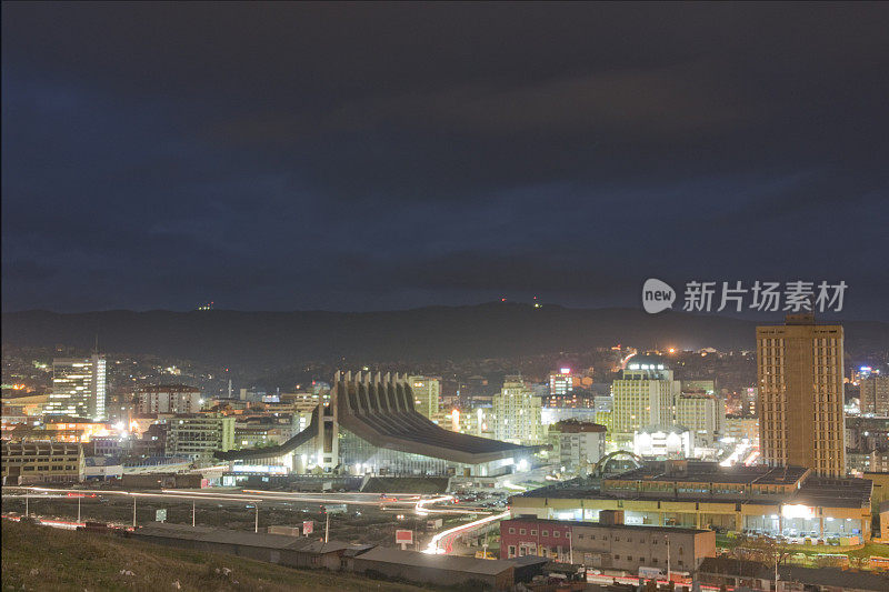 普里什蒂纳市中心的夜晚