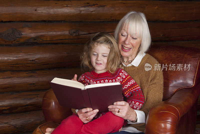 奶奶在小木屋里给孙女读书