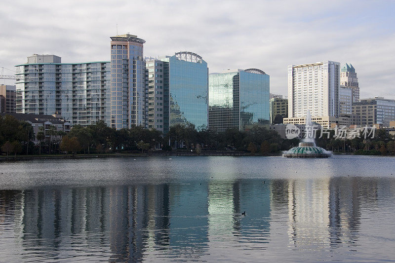 奥兰多市中心的伊奥拉湖