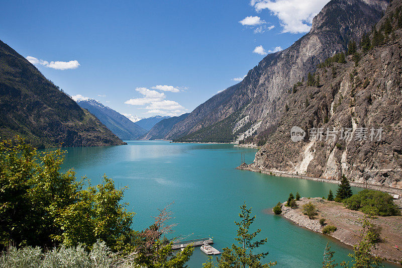 美丽的加拿大山湖，碧蓝的湖水