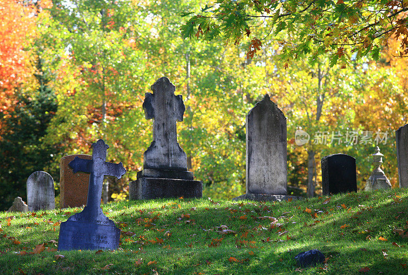 秋天墓地的墓碑