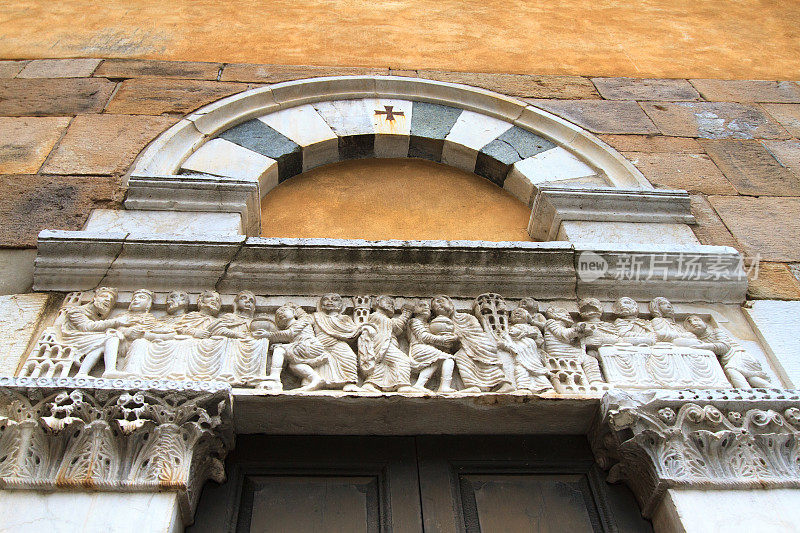 意大利卢卡的基埃萨·迪·塞尔瓦托门上的Bas浮雕