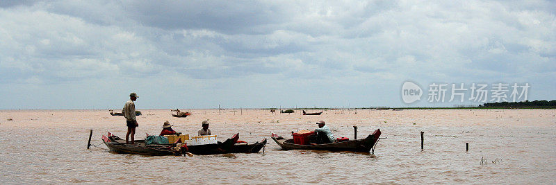柬埔寨洞里萨河上的渔民